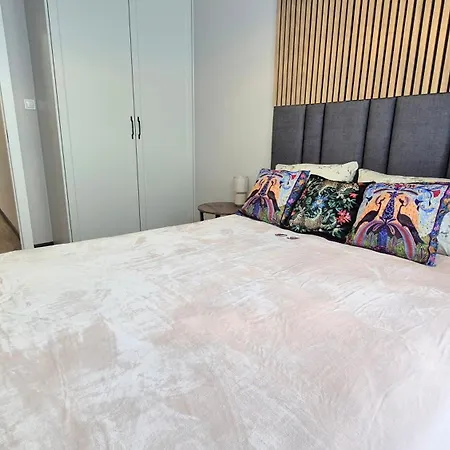 Towarowa Sakura Apartment, Free Parking, Air-conditioning, Self Check-in 24h * Познань