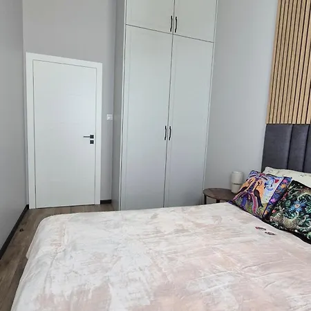 Towarowa Sakura Apartment, Free Parking, Air-conditioning, Self Check-in 24h * Poznań