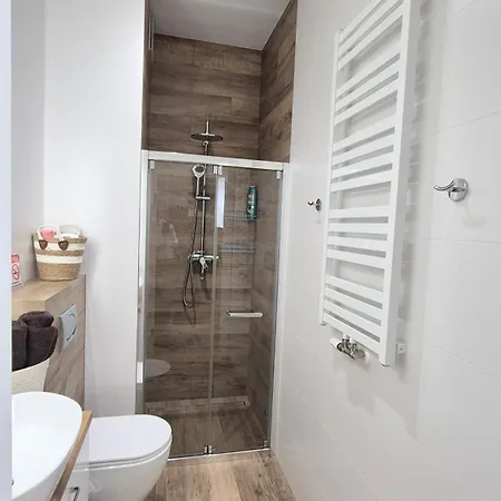 Towarowa Sakura Apartment, Free Parking, Air-conditioning, Self Check-in 24h * Познань